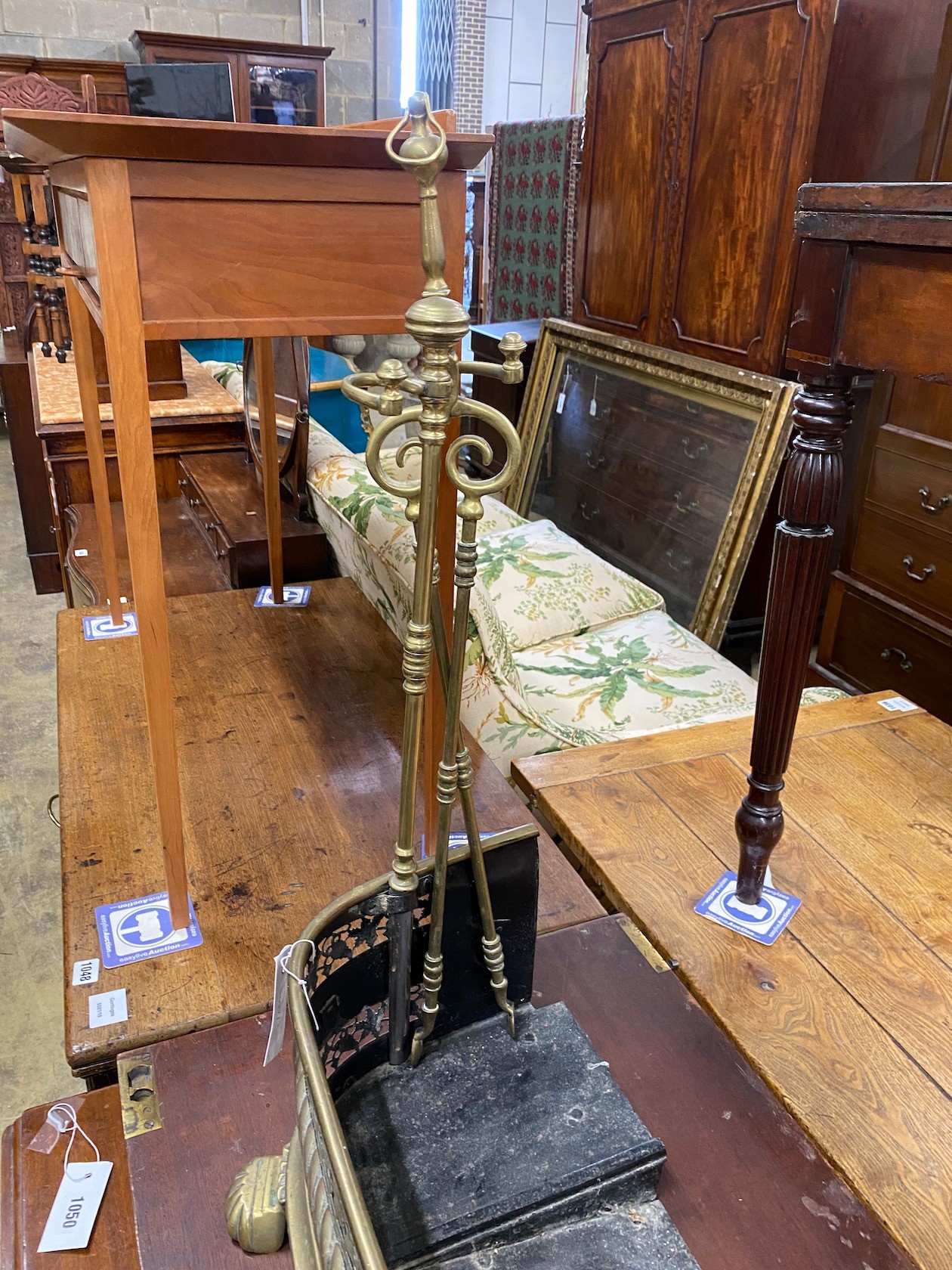 A Victorian pierced brass fender, length 98cm, height 23cm together with companion set